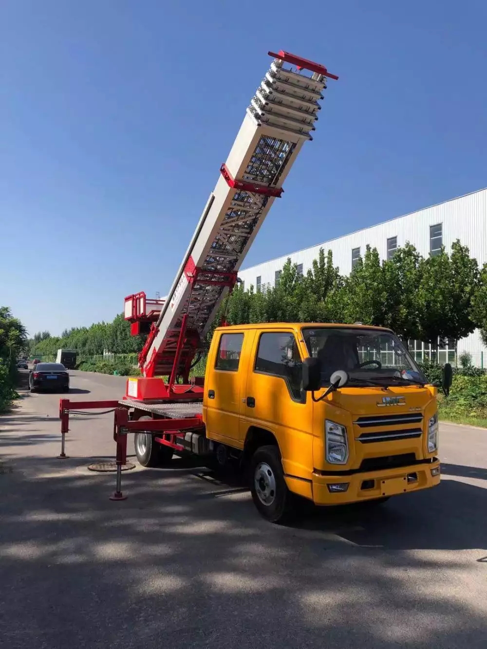 固安县附近的云梯车出租服务：轻松解决高空作业需求